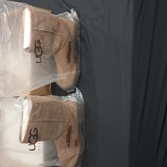 UGG Boots - Picture 2 of 4